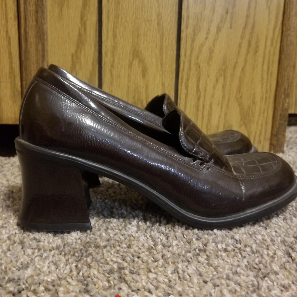 Size 7 90s pkatform loafers